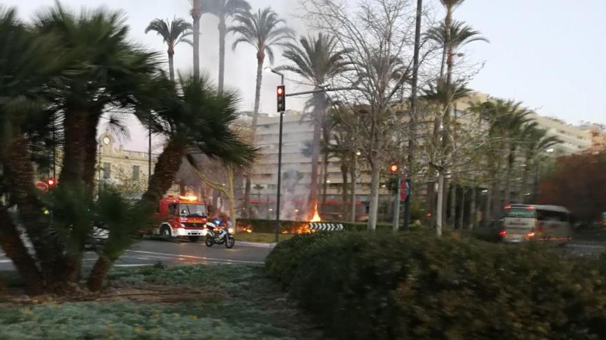 Incendio en el seto de una plaza de Alicante