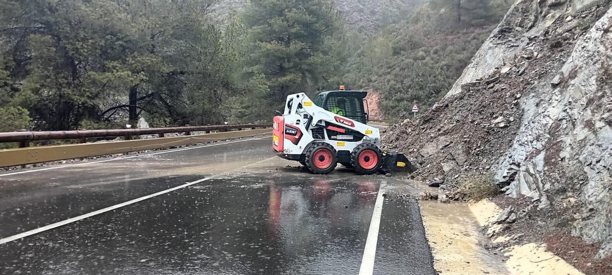 Desprendimiento de rocas en la carretera entre Bullas y Aledo.