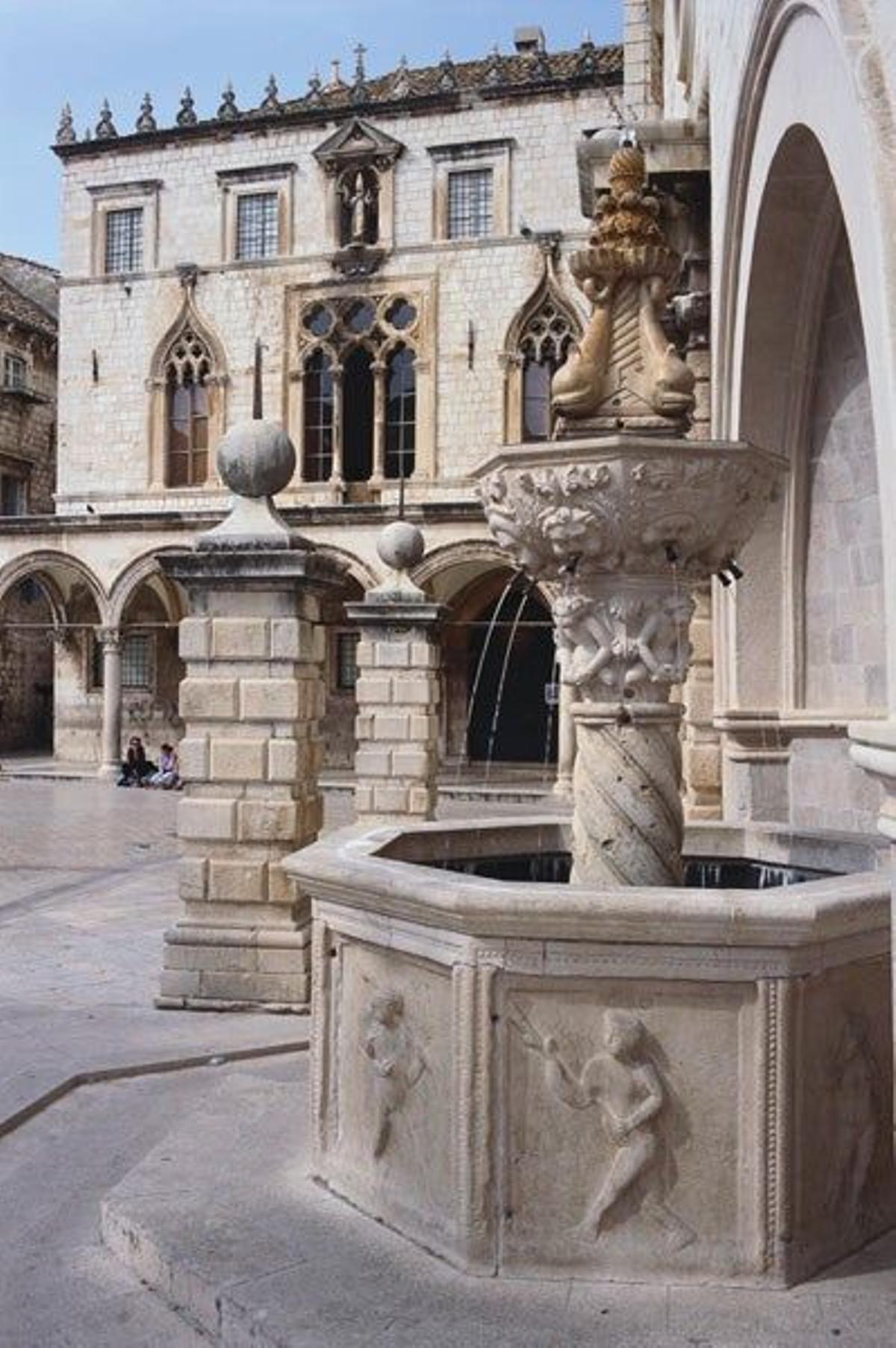 Pequeña Fuente de Onofrio, construida por Onofrio della Cava y Pietro di Martino.