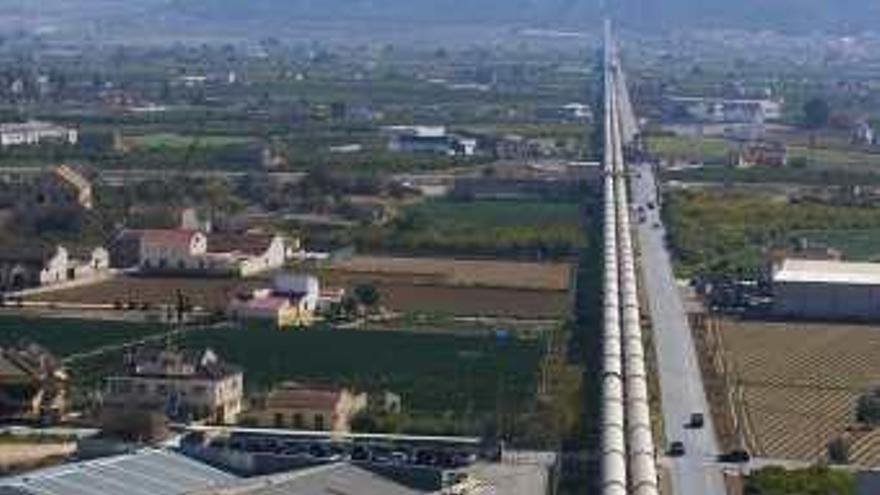 Canal del trasvase Tajo-Segura en la comarca de la Vega Baja, en una imagen de archivo.