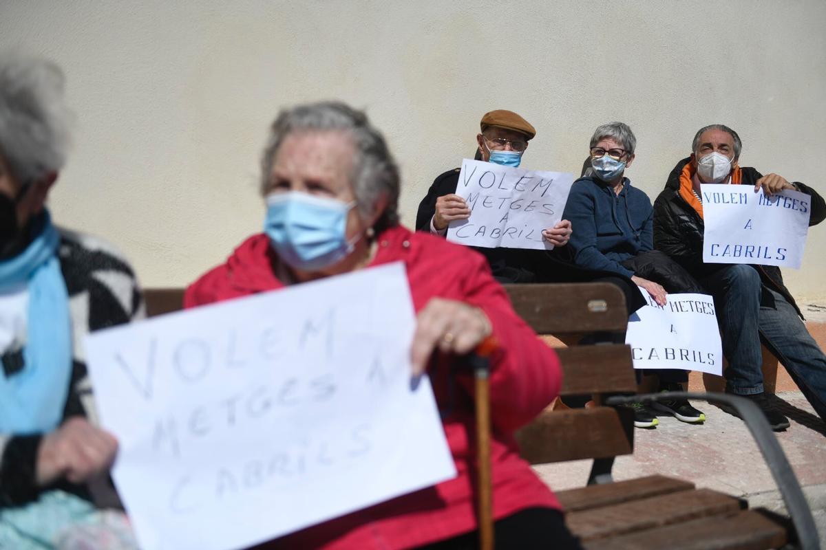 Vecinos de Cabrils, en la manifestación para reclamar el regreso del médico.