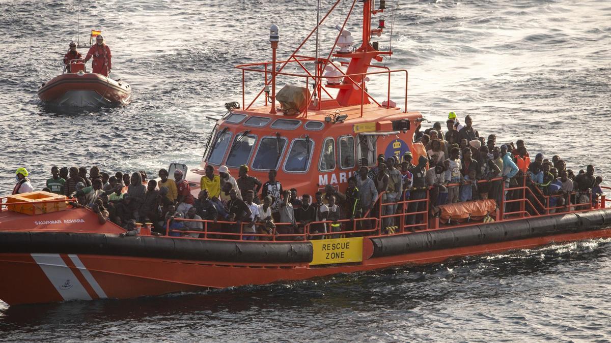 Archivo - Una lancha de Salvamento Marítimo tras el rescate de un cayuco a su llegada al Puerto de la Restinga, a 30 de noviembre de 2024, en El Hierro, Santa Cruz de Tenerife, Tenerife, Canarias (España).