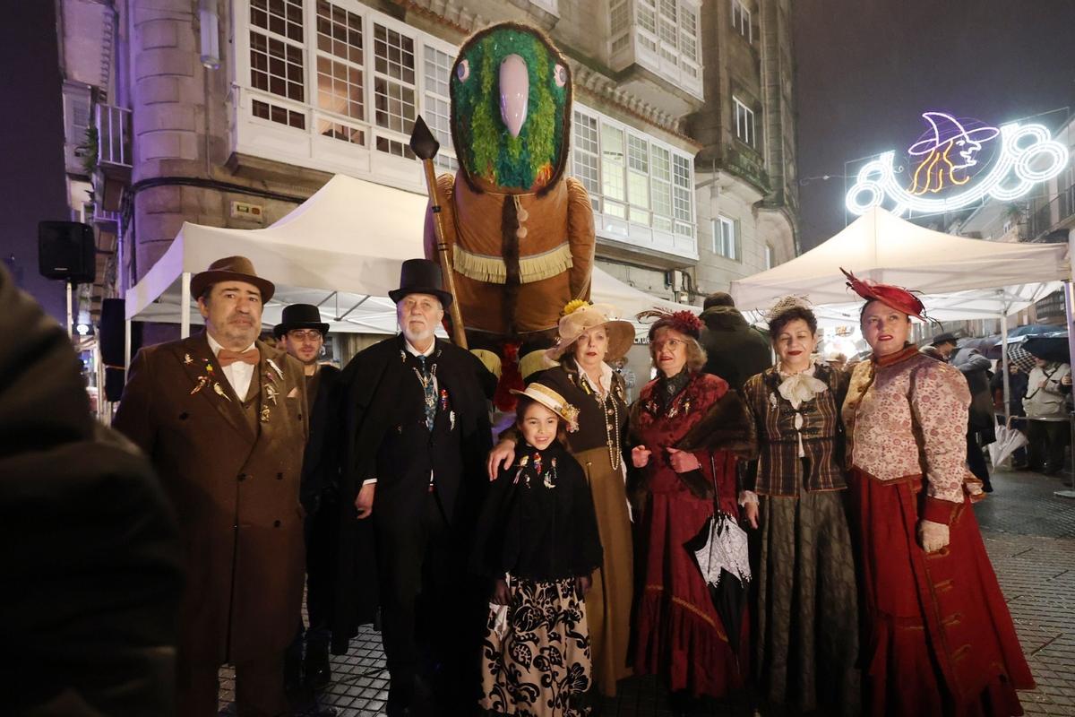 Ravachol, vestido de inuit y acompañado de integrantes de la Irmandade do Ravachol.