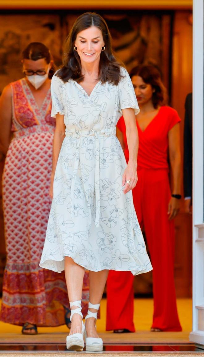 La reina Letizia estrena un vestido estampado de Hugo Boss antes de sus vacaciones de verano