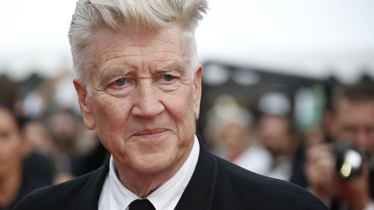 Fotografía de archivo del 25 de mayo de 2017 del director de cine estadounidense David Lynch, posando a su llegada a la proyección de 'Twin Peeks' que se presento fuera de competición en el Festival de Cine de Cannes.