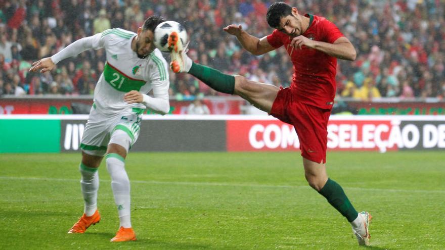 Guedes lidera la victoria de Portugal con dos goles