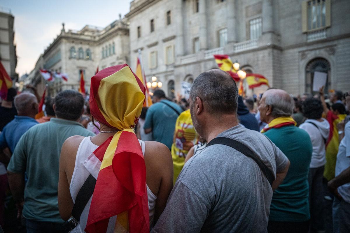Manifestantes en la concentración en apoyo a Ceuta, este miércoles 2 de septiembre en la plaza de Sant Jaume de Barcelona. Los participantes han coreado consignas fascistas y contra Pedro Sánchez, mientras los antifascistas permanecían separados por un cordón policial. A 2 de septiembre de 2026. Barcelona. AUTOR: MANU MITRU. Manifestantes en la concentración en apoyo a Ceuta, este miércoles 2 de septiembre en la plaza de Sant Jaume de Barcelona. Los participantes han coreado consignas fascistas y contra Pedro Sánchez, mientras los antifascistas permanecían separados por un cordón policial. A 2 de septiembre de 2026. Barcelona. AUTOR: MANU MITRU.