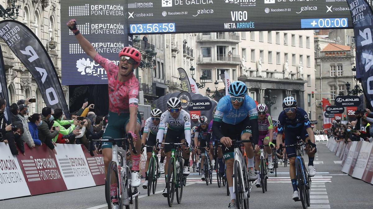 Nielsen celebra su victoria de etapa en Vigo en la pasada edición. // RICARDO GROBAS