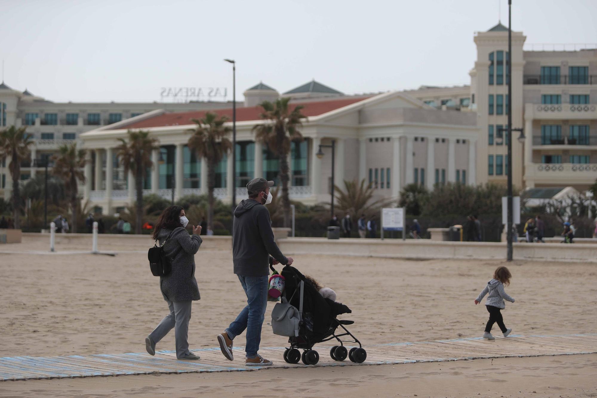 Playas, paseos y terrazas, llenos por el buen tiempo