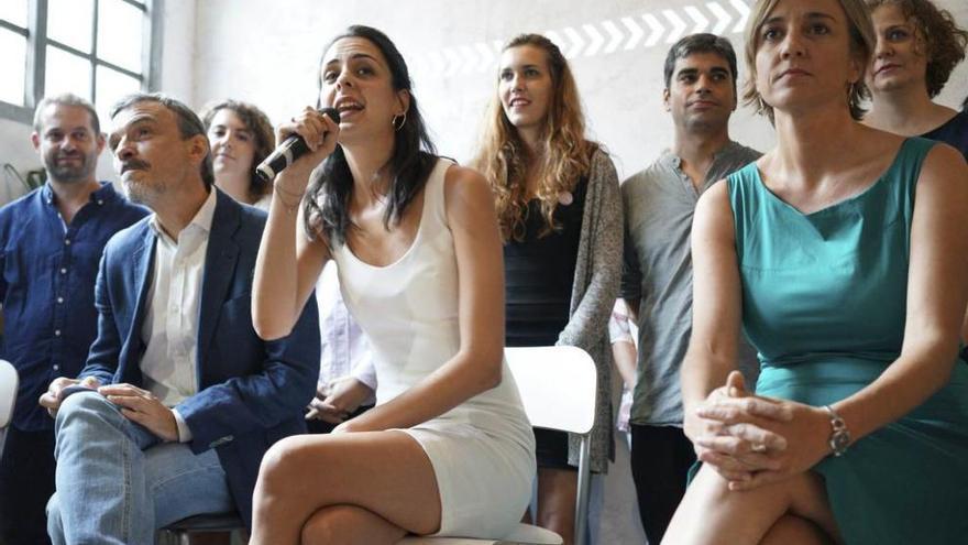 Rita Maestre, en el centro, junto a Tania Sánchez, a la derecha, durante la presentación de la candidatura.