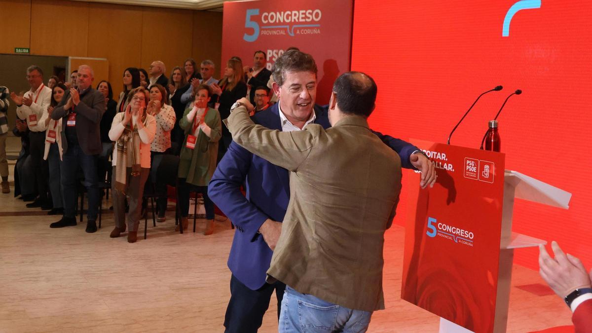 Abrazo entre Gómez Besteiro y Bernardo Fernández