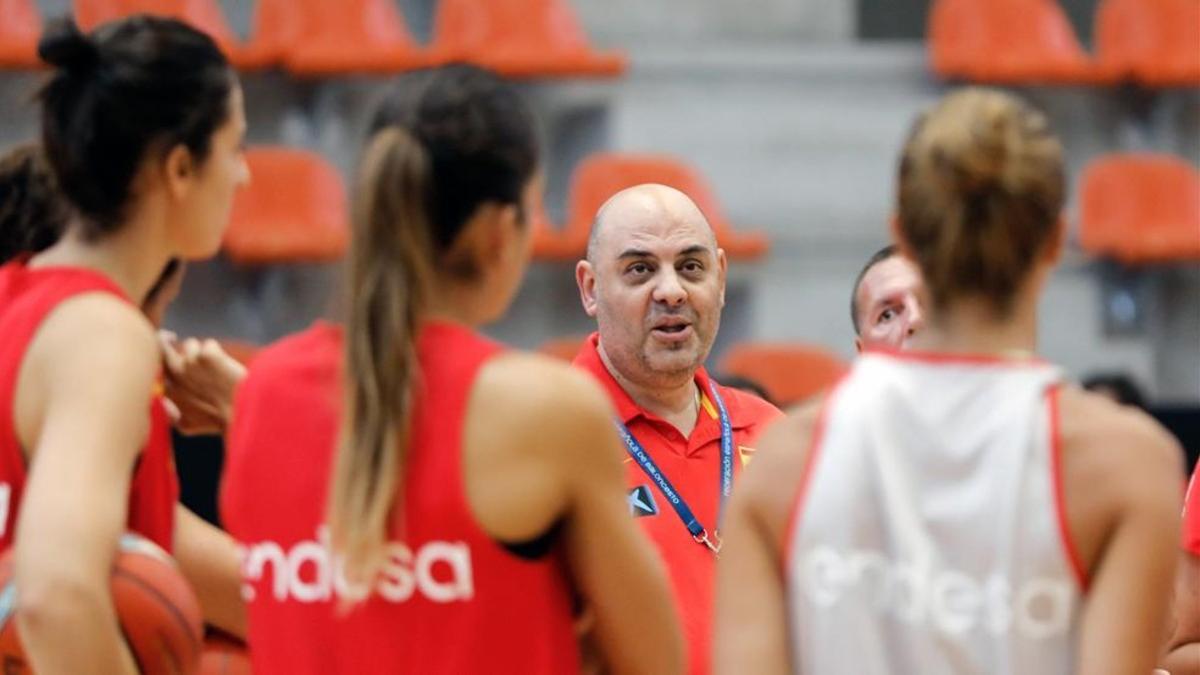 Lucas Mondelo, entrenador del equipo, con sus dirigidas