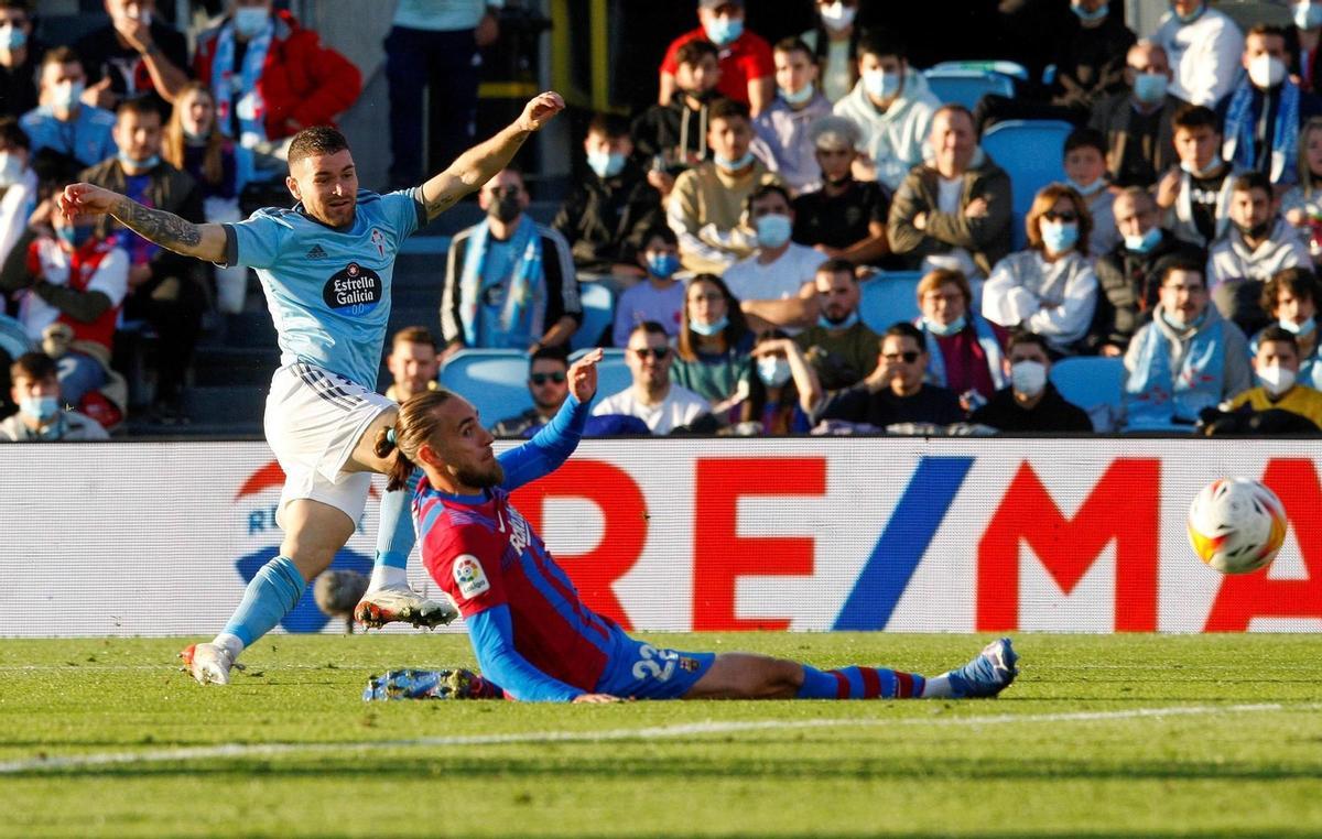 VIGO (PONTEVEDRA), 06/11/2021.- El defensa del Celta, Javi Galán (i) pelea un balón con el defensa del FC Barcelona, Óscar Mingueza, durante el partido de LaLiga que se disputa este sábado en el estadio de Balaídos. EFE/Salvador Sas