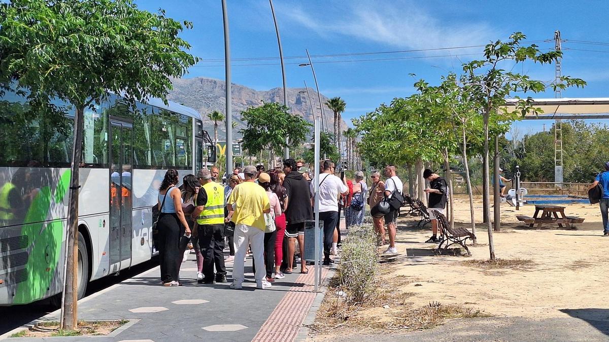Usuarios hacen cola para subir a uno de los autobuses en la parada de Benidorm.