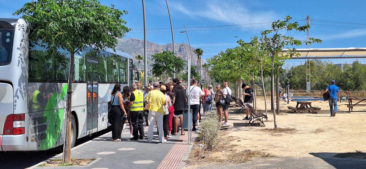 Usuarios hacen cola para subir a uno de los autobuses en la parada de Benidorm, en una imagen de archivo.