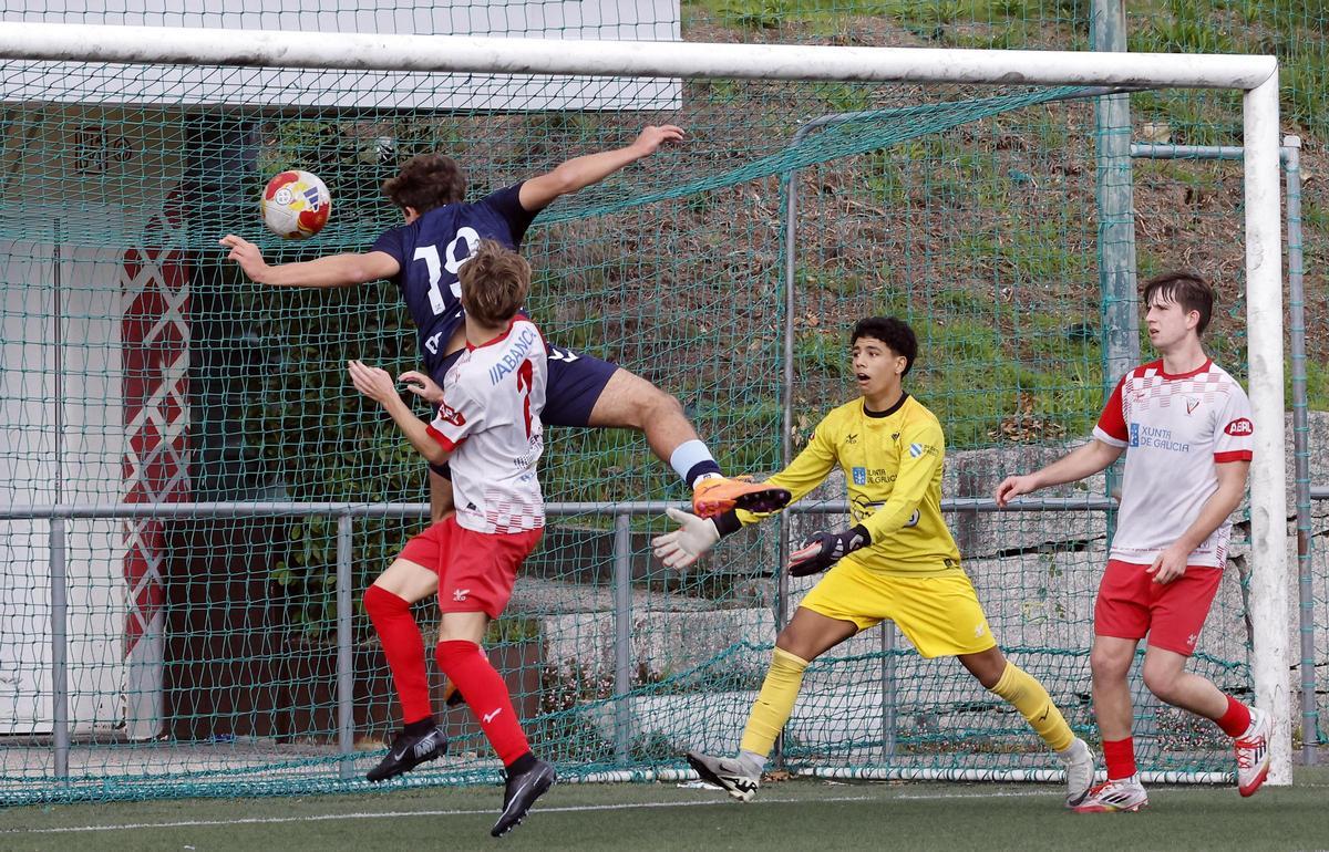 Uno de los goles del Celta Juvenil al Val Miñor en el Condomínguez