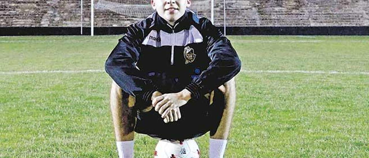 Konstantine Ogorodnikov posa sentado sobre un balón de fútbol en el estadio Nou Camp de Inca, en donde juega sus partidos el Constancia.