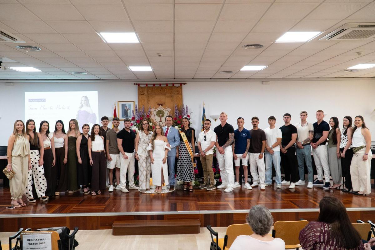 La Regina de la Fira i Festes 2026 d’Alberic, Sara Morata Richart, junt amb les 11 festeres i els 13 festers que formen la seua Cort d’Honor.