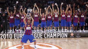 Los jugadores del Regal FC Barcelona celebran  su victoria, después de vencer al Olympiacos de Atenas durante el partido por la final de la Euroliga de baloncesto en Bercy, París (Francia).