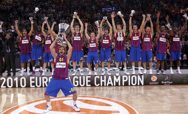 Los jugadores del Regal FC Barcelona celebran  su victoria, después de vencer al Olympiacos de Atenas durante el partido por la final de la Euroliga de baloncesto en Bercy, París (Francia).