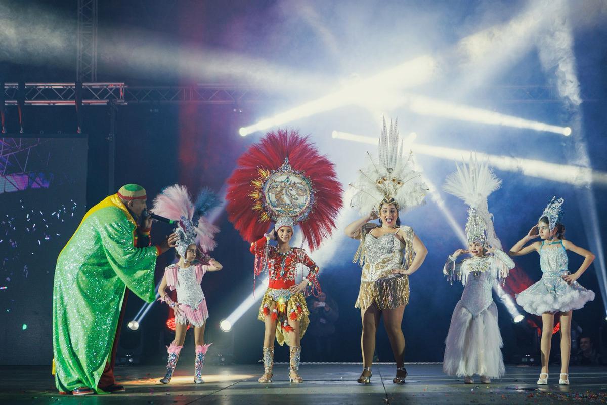 King África con las aspirantes a reinas del carnaval.