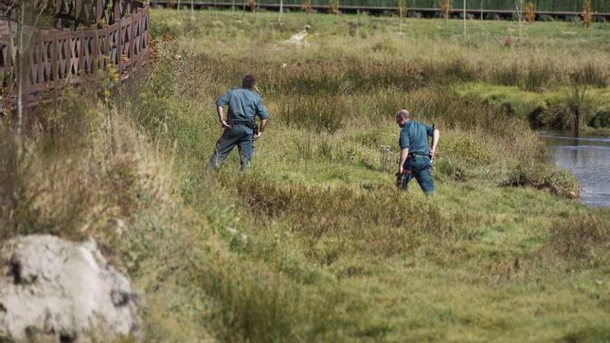 Agentes de la Guardia Civil buscan pistas que ayuden en la búsqueda de la joven desaparecida.