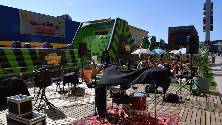 Juegos para niños y clientes en terrazas en la plaza de Marineda.   | // VÍCTOR ECHAVE