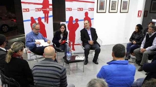 Meijón y el PSOE local, ayer, con Anpas locales.  // Bernabé / Luismy
