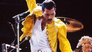 Freddie Mercurye en plena acción en uno de sus conciertos.