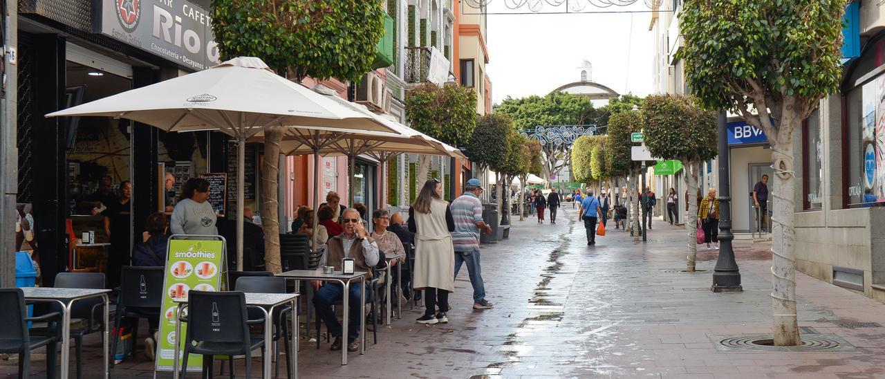 Los vecinos pasean esta mañana por la zona comercial abierta de San Gregorio.