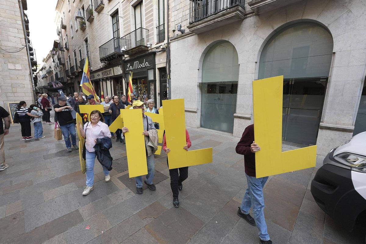 L'ADAC canvia de seu i fa moure les lletres de la paraula Llibertat pel Barri Vell de Girona