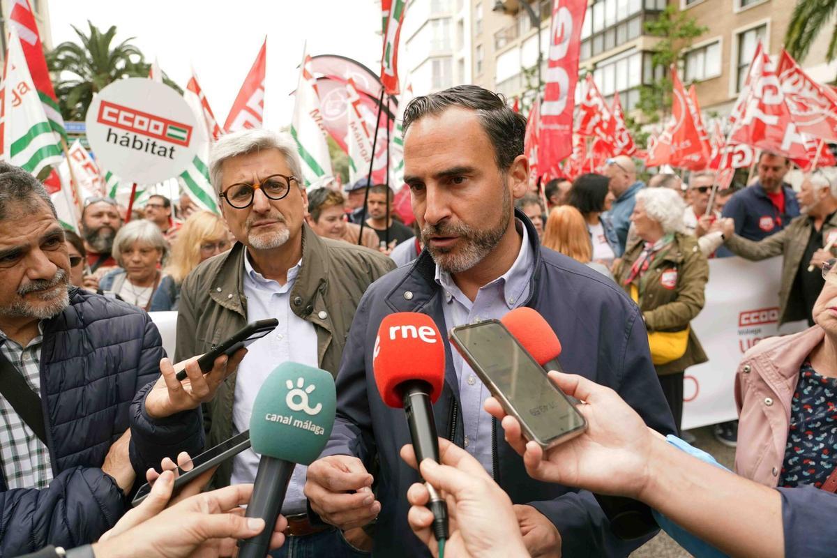 MLG 01-05-2025.- El secretario general del PSOE de Málaga, Josele Aguilar; el portavoz socialista en el Ayuntamiento de Málaga, Daniel Pérez; el concejal portavoz del grupo Con Málaga en el Ayuntamiento, Nicolás Sguiglia; la secretaria general de UGT Málaga, Soledad Ruiz, y el secretario general de CCOO, Fernando Muñoz, atienden a los medios con motivo de la manifestación del 1 de mayo