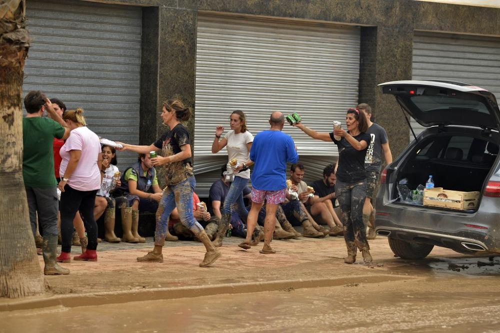 Los vecinos tratan de limpiar sus casas y las calles