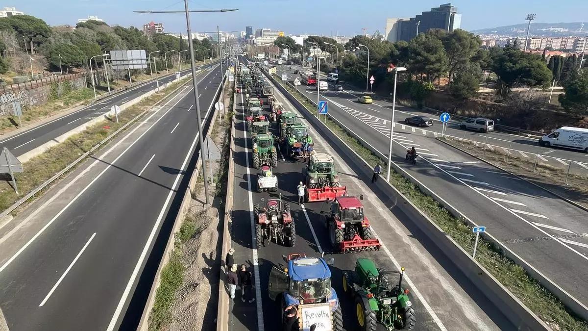 Tractores circulando por la Diagonal.