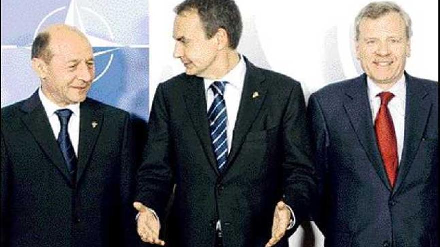 Zapatero, junto al presidente rumano, Traian Basescu (izda.), y el secretario general de la OTAN, Hoop Scheffer. / reuters