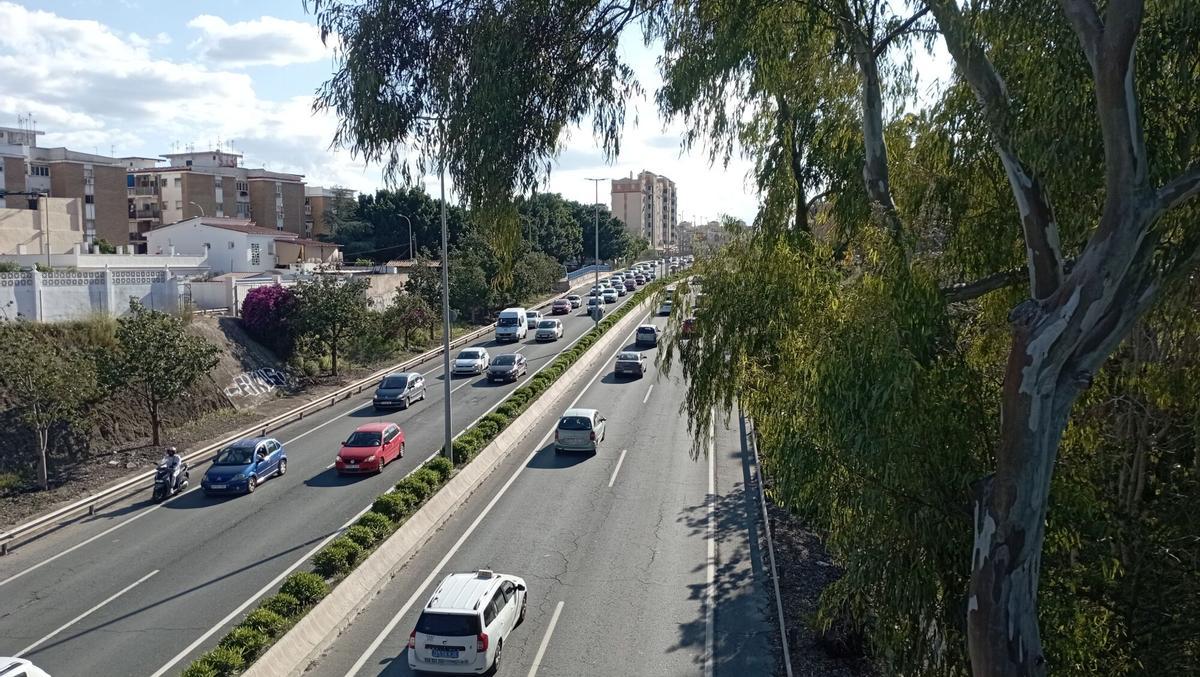 Avenida Valle-Inclán a la altura del puente de la Granja Suárez.