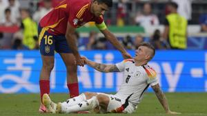 Rodri saluda a Kroos al final del partido entre España y Alemania en la Eurocopa