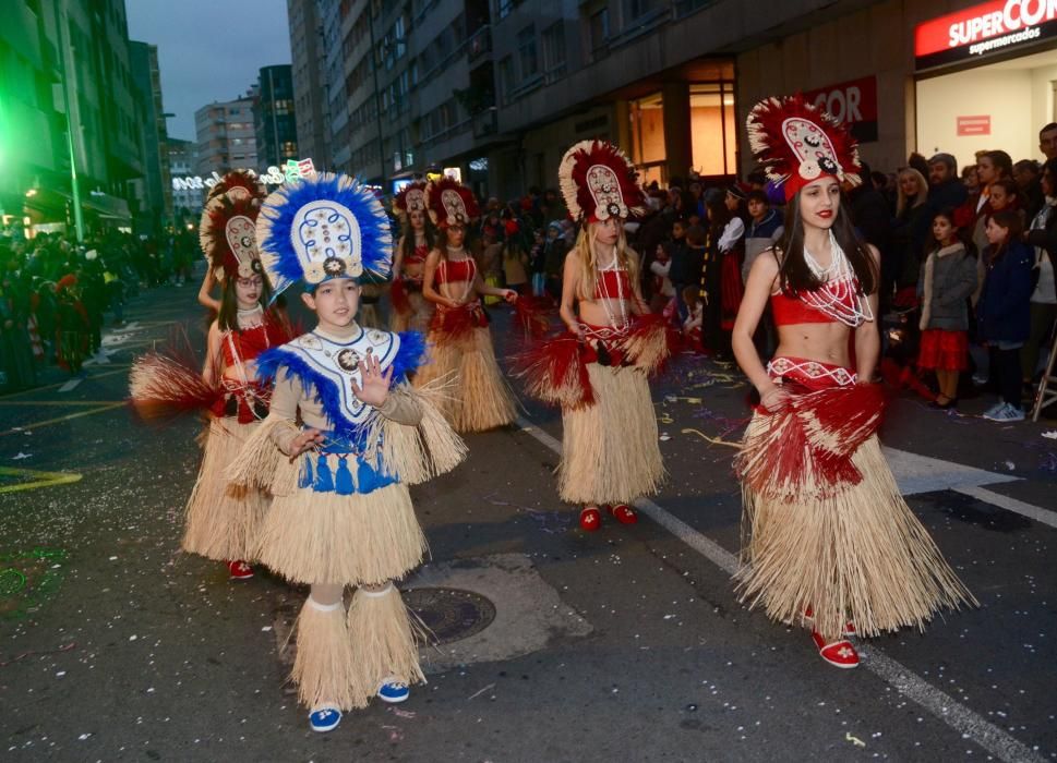 El desfile de comparsas llena las calles de la ciudad de disfraces, colores y buen humor.