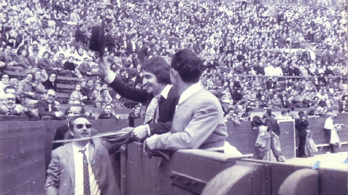 Nino Bravo con la muleta antes de torear en la plaza de toros València