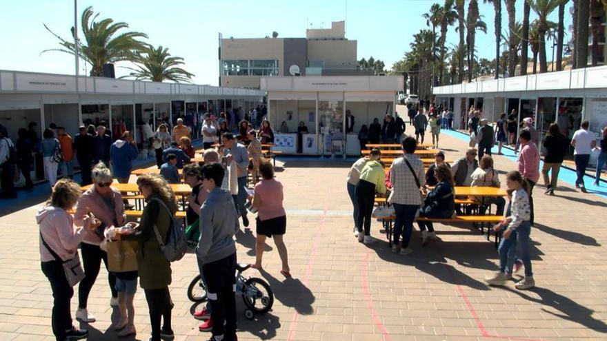 Un momento de la presentación de la XIV Feria Outlet de Santiago de la Ribera y cartel de 2024.