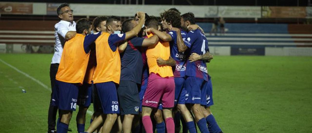 La UD Alzira hace piña tras anotar un gol. | JOSÉ GÓMEZ