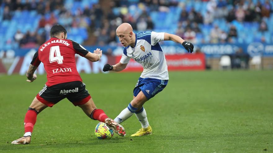 Mollejo intenta marcharse de su par ante el Mirandés