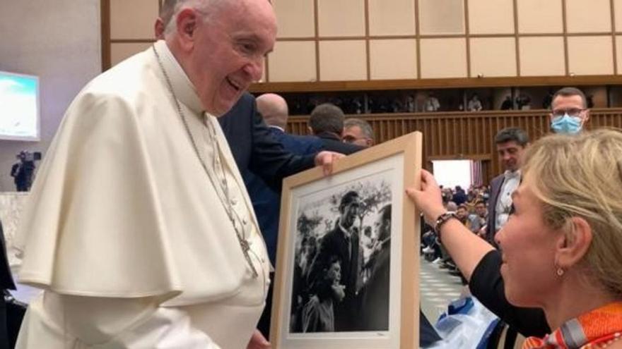 La foto de la emigración gallega emociona al Papa