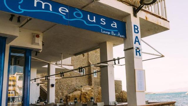 L’establiment està situat vora mar