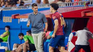 Álvaro Cortés recibe las indicaciones de Albert Sánchez