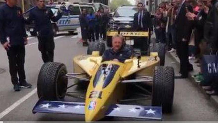 Larry Bird pilota un Fórmula 1 por Nueva York