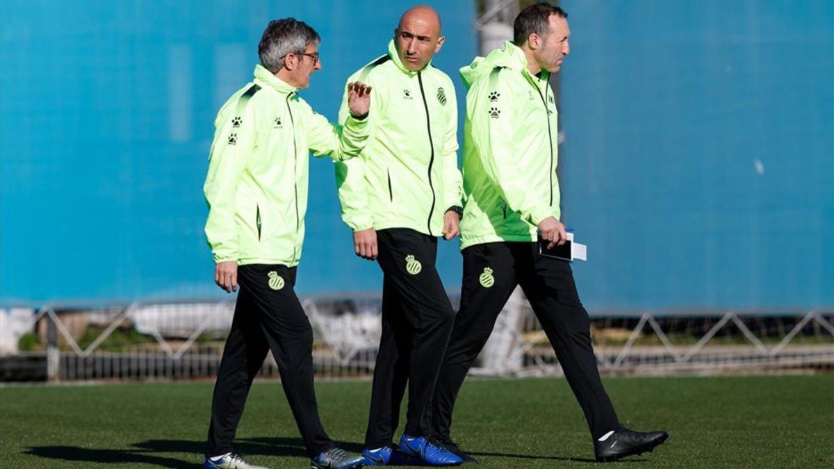 Abelardo, junto a miembros de su staff técnico en un entrenamiento realizado en la Dani Jarque.