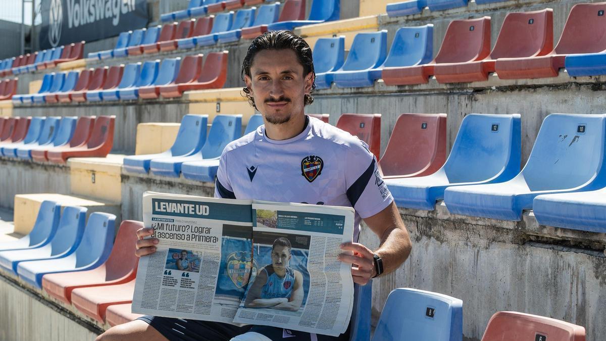 Pablo Martínez, posando con el SUPER de una entrevista en 2024.