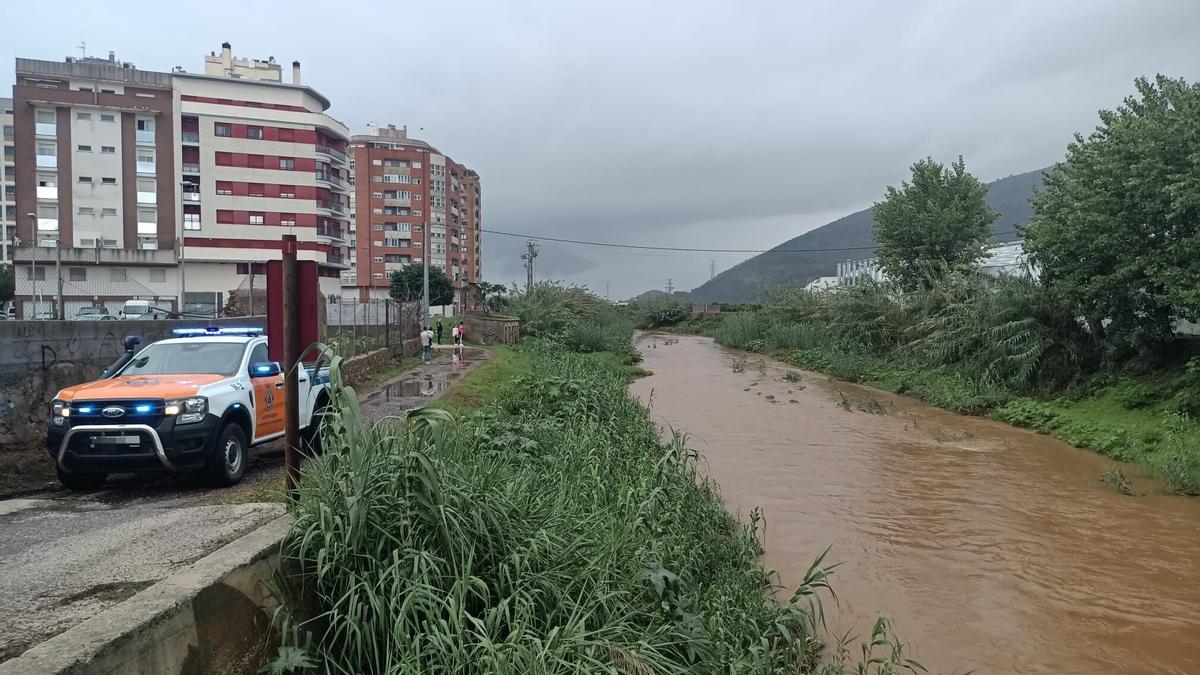 El río Vaca, junto a la urbanización del Vergeret, justo en el lugar donde debe construirse el muro protector.