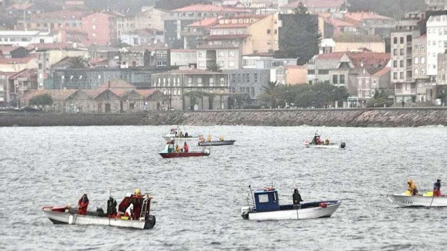 Marisqueo a flote en una anterior campaña enel banco de Rodeira, en Cangas. // Santos Álvarez